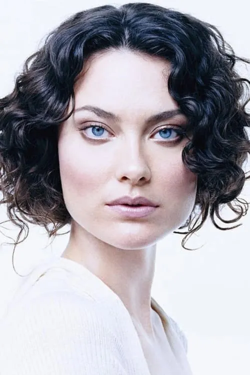 Shalom Harlow interpretando a Muriel