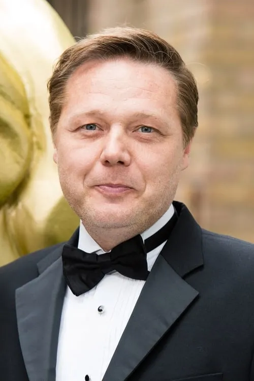 Shaun Dooley interpretando a Self - Narrator (voice)