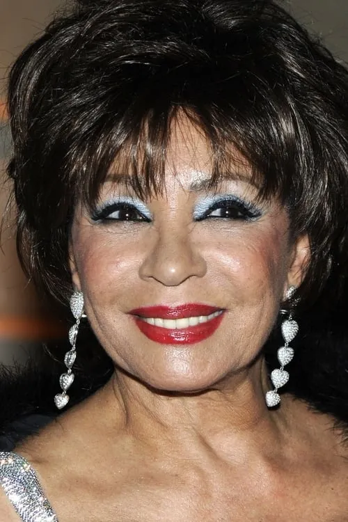 Shirley Bassey interpretando a Herself