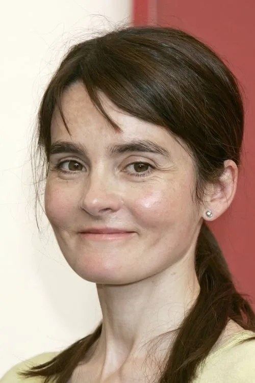 Shirley Henderson interpretando a The Raconteur (voice)