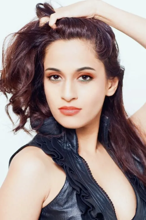 Isha Sharvani ha trabajado con Shweta Pandit en 1 ocasiones