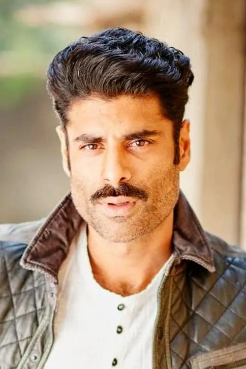 Sikandar Kher interpretando a Dev Phogat