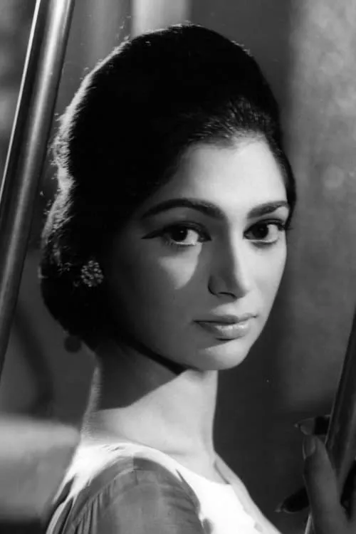 Simi Garewal interpretando a Asha Choudhry