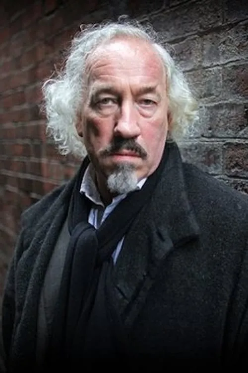 Simon Callow interpretando a Dr. Sterling