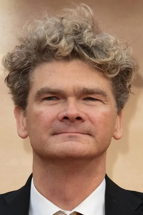 Simon Farnaby interpretando a Stuart Ogilvy