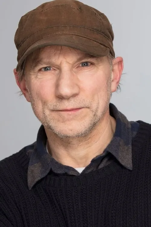 Simon McBurney interpretando a Self