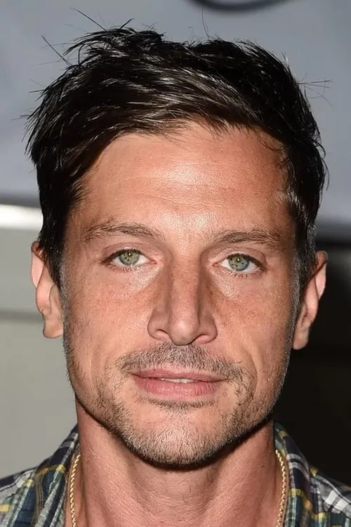 Simon Rex interpretando a 