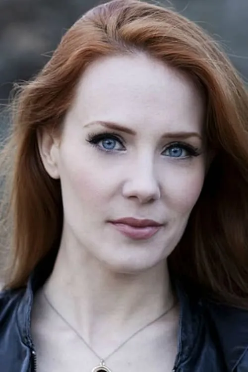 Simone Simons interpretando a Herself