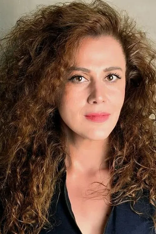 Sinem Yener Ekşioğlu interpretando a Nazife