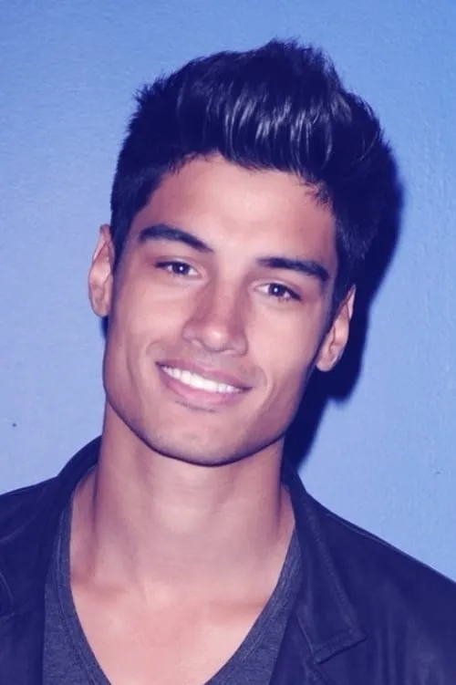 Siva Kaneswaran interpretando a Khalid