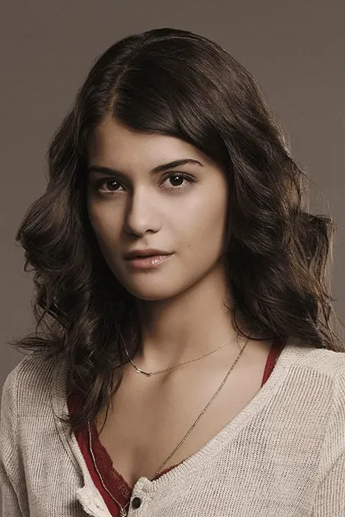 Sofia Black-D'Elia interpretando a Ronnie's Mom