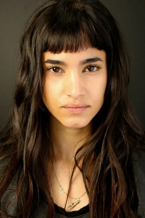 Sofia Boutella interpretando a Shadha