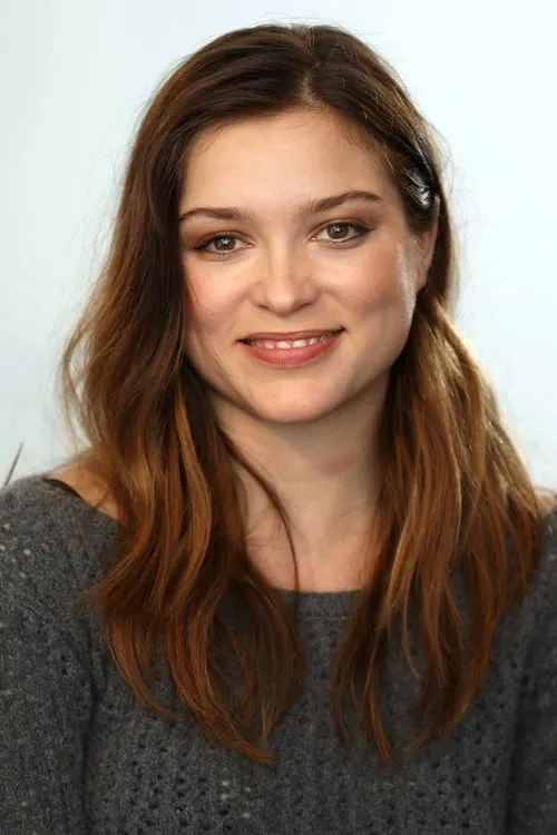 Sophie Cookson interpretando a Anne Eriksson