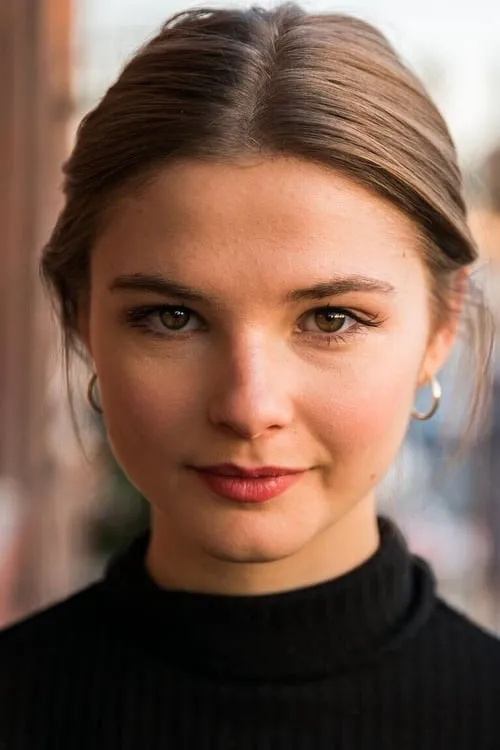 Stefanie Scott interpretando a Alex Lainey