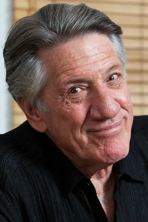 Stephen Macht interpretando a Dr. Max Heller