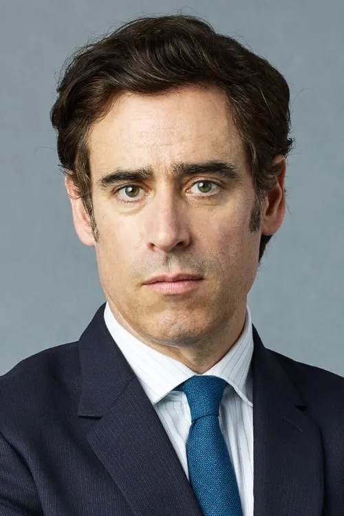 Stephen Mangan interpretando a Mathew