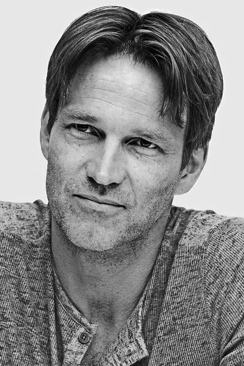 Stephen Moyer interpretando a Victor Strong