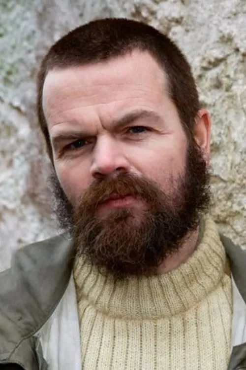 Stephen Walters interpretando a Ian Glover