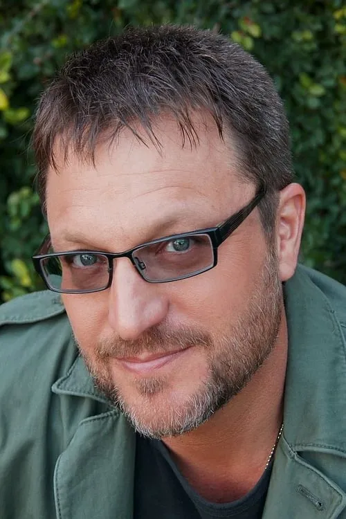 Steve Blum interpretando a 