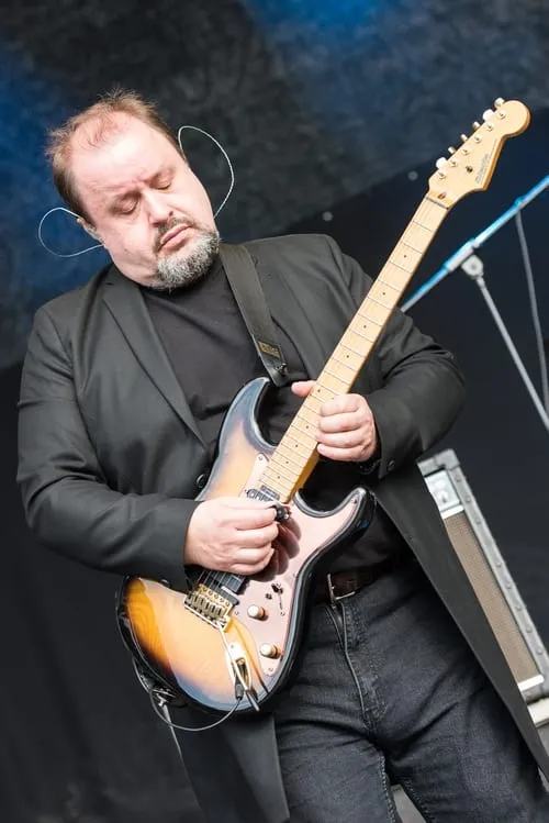 Steve Rothery interpretando a himself