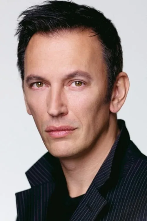 Steve Valentine interpretando a Les Camembert