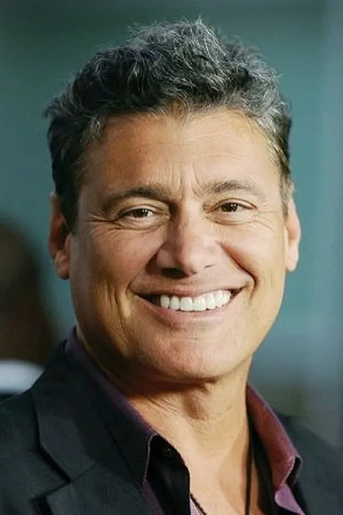 Steven Bauer interpretando a Greg Pruitt