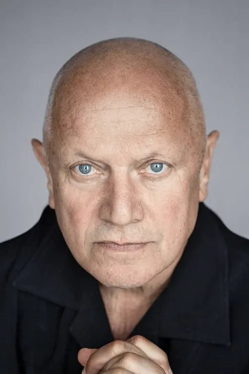 Steven Berkoff interpretando a Coriolanus