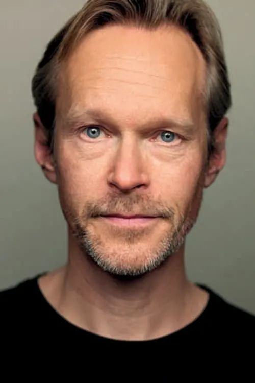 Steven Mackintosh interpretando a Narrator