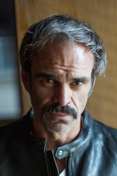 Steven Ogg interpretando a The Father