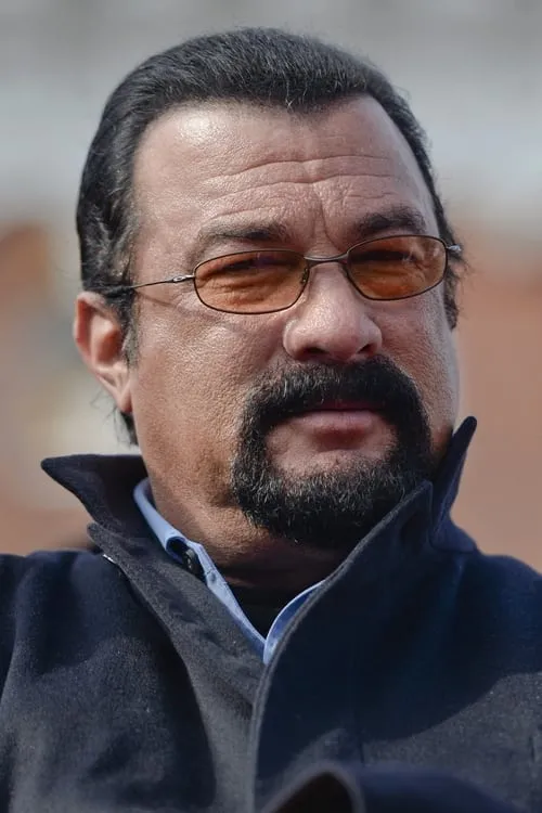 Steven Seagal interpretando a Self - Interviewee