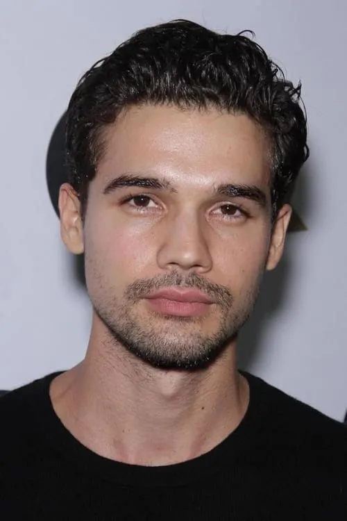 Foto de perfil del actor Steven Strait en el reparto