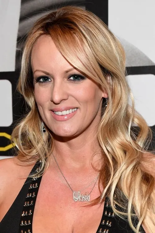 Stormy Daniels interpretando a Stormy