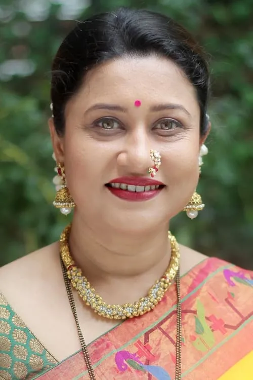 Suchitra Bandekar interpretando a Sumitra Bhosale