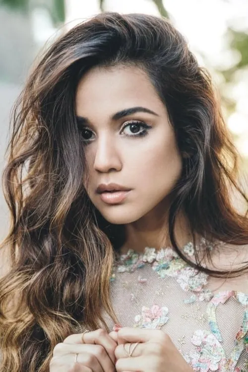 Summer Bishil interpretando a Serena