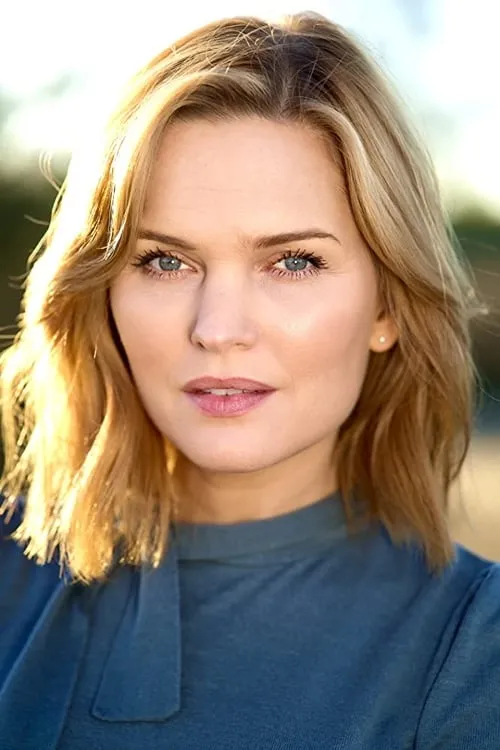 Sunny Mabrey interpretando a Angie