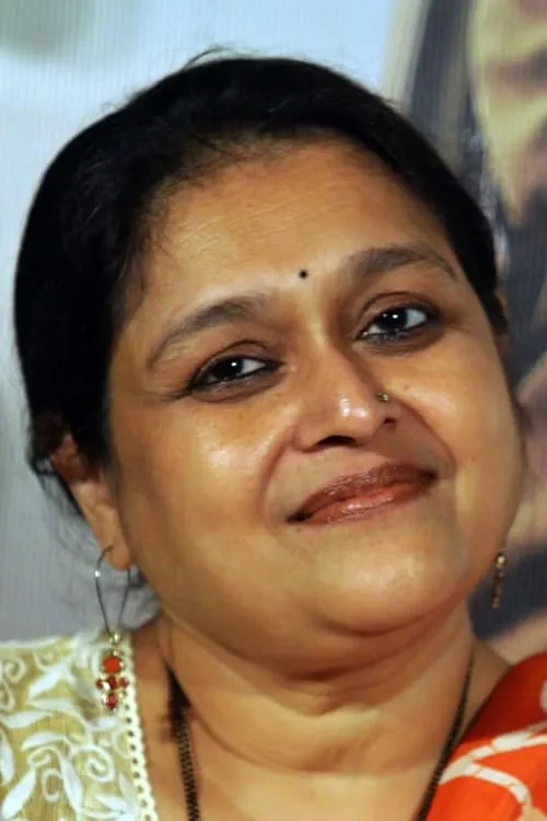 Supriya Pathak interpretando a Chief Minister Madamji