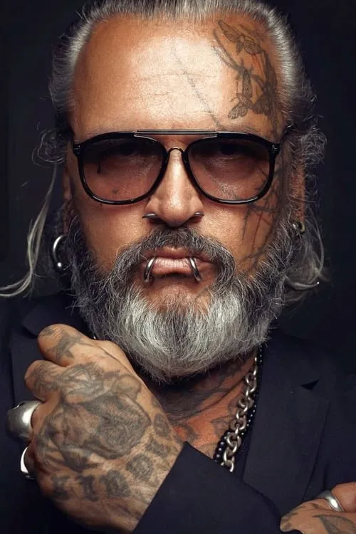 Sven Marquardt interpretando a Himself