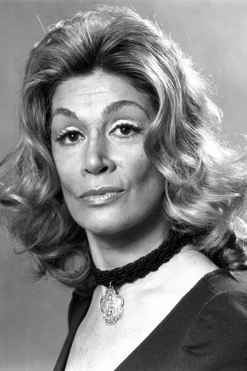 Sylvia Miles interpretando a Nurse Maggie Lesser