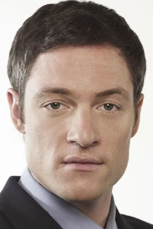 Tahmoh Penikett interpretando a Young Leo