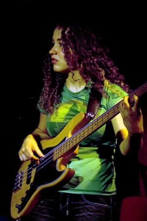 Tal Wilkenfeld interpretando a Bass