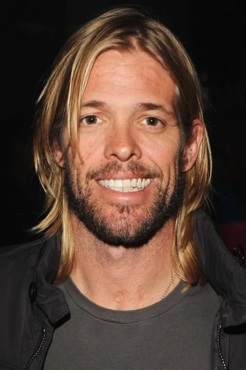 Taylor Hawkins interpretando a Himself