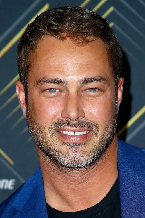 Taylor Kinney interpretando a Brad Searcy