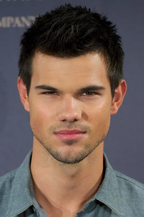 Taylor Lautner interpretando a Coach Troy Lambert