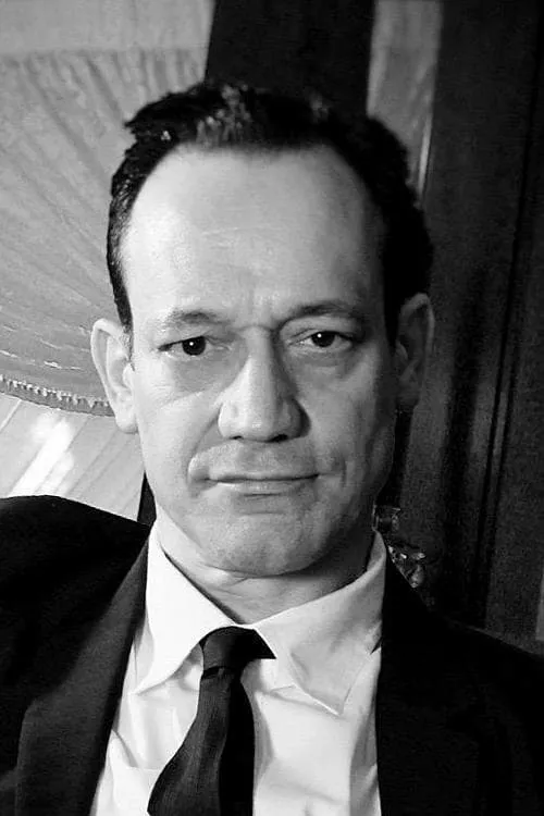 Ted Raimi interpretando a 