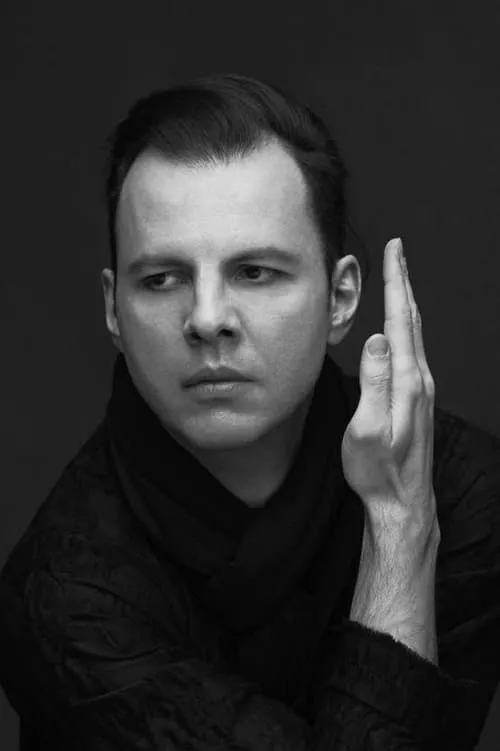 Teodor Currentzis interpretando a Self – Conductor