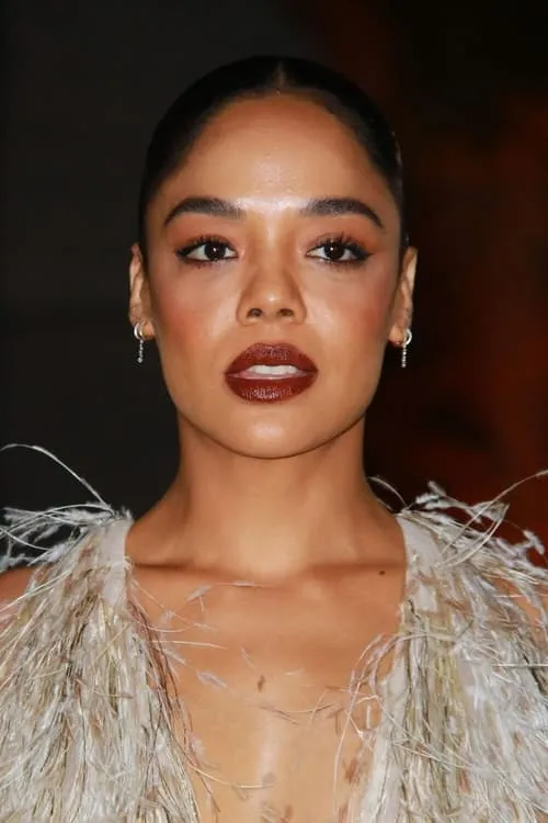 Tessa Thompson interpretando a Zen