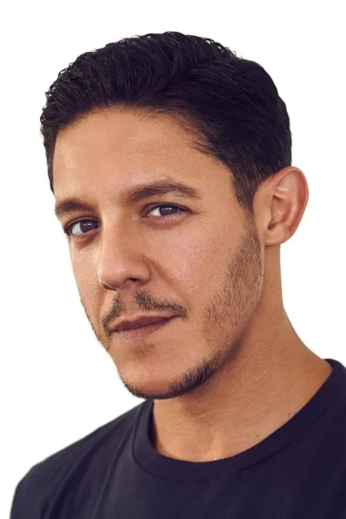 Theo Rossi interpretando a Officer Dominic Reyes