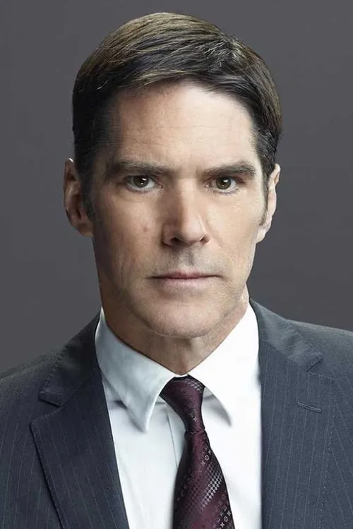 Thomas Gibson interpretando a James Percy