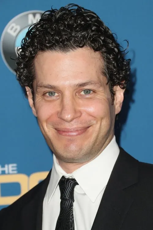 Thomas Kail interpretando a Self