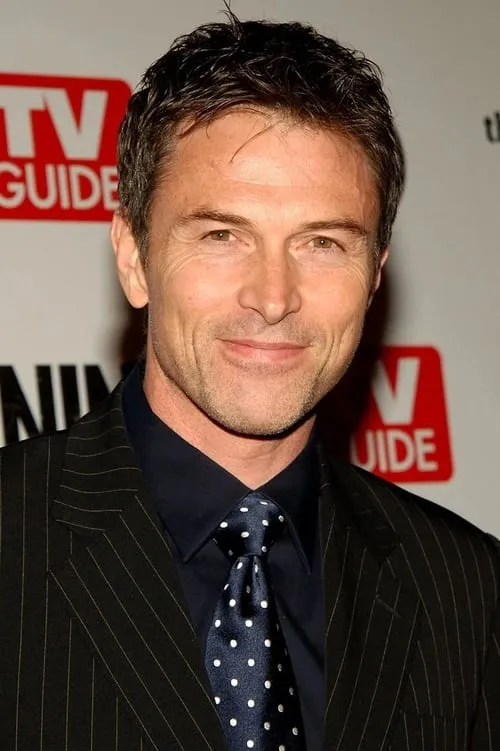 Tim Daly interpretando a William 'Billy' Howard